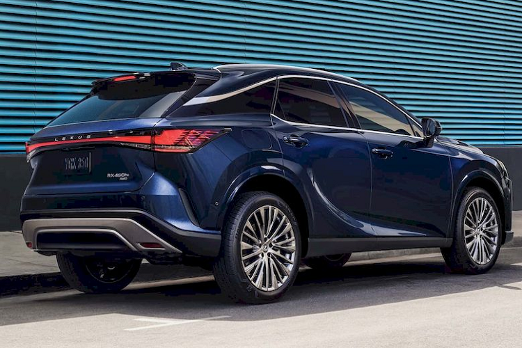 Mới đây, hãng ôtô Nhật đã bổ sung thêm cho dòng xe này phiên bản Lexus RX 450h+ 2024 mới. Xe được trang bị hệ truyền động plug-in hybrid gồm động cơ 4 xi-lanh, dung tích 2.5 lít kết hợp với 2 mô-tơ điện.