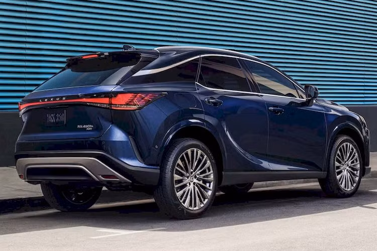 Mới đây, hãng ôtô Nhật đã bổ sung thêm cho dòng xe này phiên bản Lexus RX 450h+ 2024 mới. Xe được trang bị hệ truyền động plug-in hybrid gồm động cơ 4 xi-lanh, dung tích 2.5 lít kết hợp với 2 mô-tơ điện.