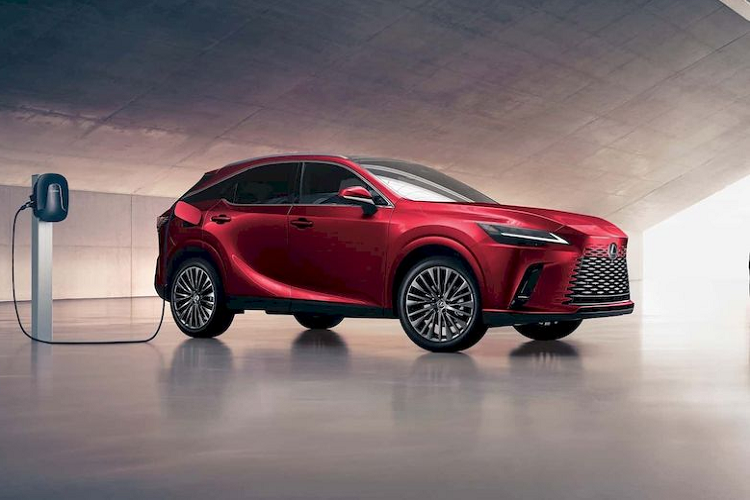 Tháng 6/2022, Lexus RX thế hệ mới chính thức được ra mắt công chúng toàn thế giới. Thời điểm đó, hãng cho biết sẽ có 4 tùy chọn động cơ cho mẫu xe này, tuy nhiên mới chỉ có 3 phiên bản được công bố bao gồm RX 350, RX 350h và RX 500h F-Sport Performance.