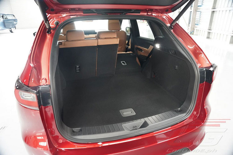 Thứ hai là động cơ mild hybrid 48V cũng có tên M Hybrid Boost nhưng đi kèm máy dầu SkyActiv-D 6 xi-lanh thẳng hàng, tăng áp, dung tích 3.3L, tạo ra công suất tối đa 254 mã lực tại tua máy 3.750 vòng/phút và mô-men xoắn cực đại 550 Nm tại dải tua máy 1.500 - 2.400 vòng/phút. Động cơ này cũng kết hợp với mô-tơ điện tích hợp vào hộp số tự động 8 cấp và pin lithium-ion 0,33 kWh.