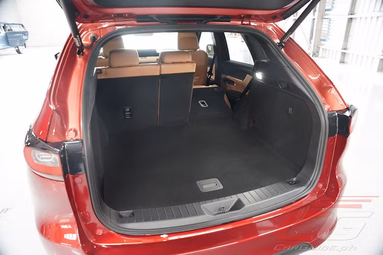 Thứ hai là động cơ mild hybrid 48V cũng có tên M Hybrid Boost nhưng đi kèm máy dầu SkyActiv-D 6 xi-lanh thẳng hàng, tăng áp, dung tích 3.3L, tạo ra công suất tối đa 254 mã lực tại tua máy 3.750 vòng/phút và mô-men xoắn cực đại 550 Nm tại dải tua máy 1.500 - 2.400 vòng/phút. Động cơ này cũng kết hợp với mô-tơ điện tích hợp vào hộp số tự động 8 cấp và pin lithium-ion 0,33 kWh.