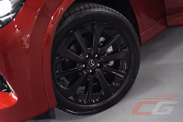 Tùy thuộc vào phiên bản, Mazda CX-60 2024 ở thị trường Philippines sẽ có 2 gói ngoại thất riêng biệt. Đầu tiên là gói Premium Modern mang hơi hướng thanh lịch và tinh tế, nhắm đến khách hàng thành thị. Gói Premium Modern bổ sung những chi tiết mạ crôm sáng bóng như viền lưới tản nhiệt có thiết kế cánh chim.