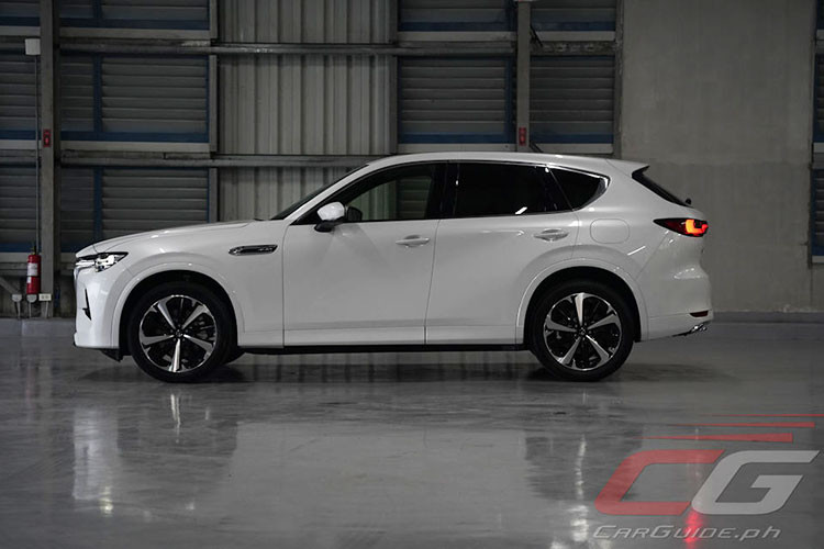 Ngoài ra, xe cũng được trang bị hệ thống cảnh báo phương tiện cắt ngang khi lùi tích hợp tự động phanh và cảnh báo khi mở cửa, cảnh báo va chạm với phương tiện cắt ngang đầu xe, hệ thống theo dõi người lái cũng như cảnh báo khi người lái mất tập trung.