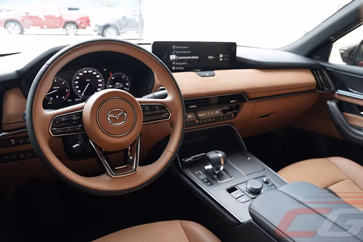 Bước vào bên trong CX-60, mẫu xe này được định hướng cao cấp hóa dòng sản phẩm của hãng Mazda càng được thể hiện rõ ràng hơn. Tại đây, xe sở hữu thiết kế tinh tế và sang trọng với ghế bọc da Nappa, ghế trước chỉnh điện 10 hướng, ghế lái nhớ vị trí...