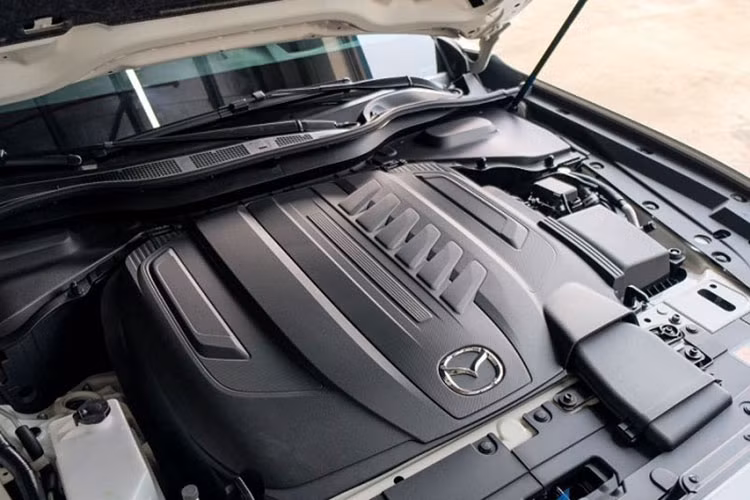 Mazda CX-60 2024 tại Philippines còn được trang bị gói công nghệ an toàn chủ động i-Activsense tiêu chuẩn. Gói này bao gồm hệ thống kiểm soát hành trình thích ứng, hỗ trợ phanh thông minh, cảnh báo lệch làn đường, hỗ trợ giữ làn đường, cảnh báo điểm mù,...