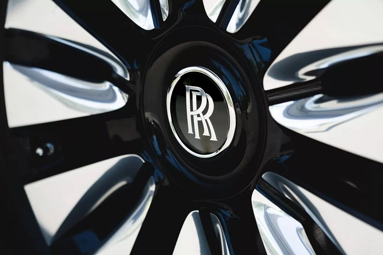 Trong phiên bản đặc biệt được giới thiệu tại Monterey, Rolls-Royce Spectre bespoke sở hữu tông màu hồng chủ đạo và tương phản là điểm nhấn lưới tản nhiệt, tay nắm cửa, viền của sổ... được mạ crom sáng.