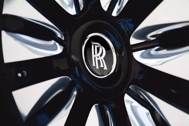 Trong phiên bản đặc biệt được giới thiệu tại Monterey, Rolls-Royce Spectre bespoke sở hữu tông màu hồng chủ đạo và tương phản là điểm nhấn lưới tản nhiệt, tay nắm cửa, viền của sổ... được mạ crom sáng.