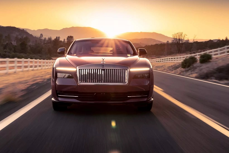 Sẽ không có bất kỳ phiên bản "bóng ma" Anh quốc nào xuất hiện tại đây và chỉ duy nhất có Rolls-Royce Spectre đặc biệt từ bộ phận bespoke. Ngoại thất xe tông màu hồng Morganite - tên của loại đá quý, tăng sự hoàn hảo cho "bóng ma" này.