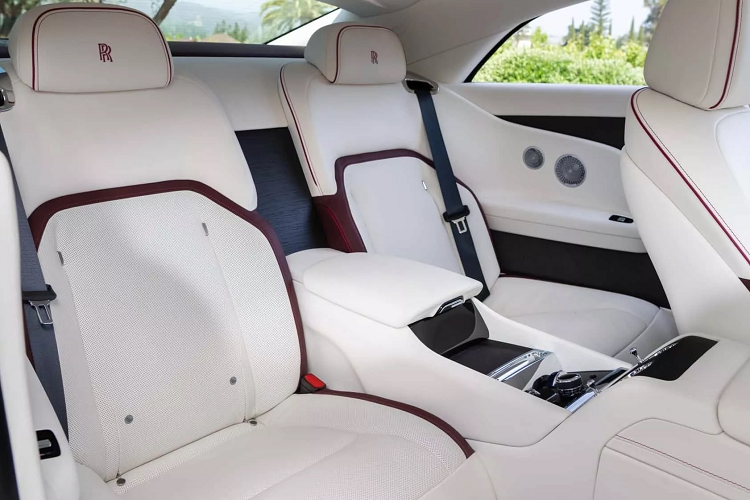 Rolls-Royce Bespoke trang bị cho Spectre bộ la-zăng 23 inch với các chi tiết mạ crôm và đen. Nội thất được hoàn thiện bằng da cashmere với các điểm nhấn màu đỏ đậm. Nội thất có thể trông hơi "an toàn" so với ngoại thất, nhưng xét đến việc bạn dành phần lớn thời gian bên trong xe thay vì nhìn từ bên ngoài thì nội thất toàn màu hồng có thể... hơi quá.