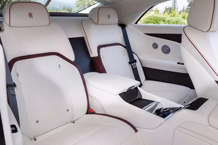 Rolls-Royce Bespoke trang bị cho Spectre bộ la-zăng 23 inch với các chi tiết mạ crôm và đen. Nội thất được hoàn thiện bằng da cashmere với các điểm nhấn màu đỏ đậm. Nội thất có thể trông hơi "an toàn" so với ngoại thất, nhưng xét đến việc bạn dành phần lớn thời gian bên trong xe thay vì nhìn từ bên ngoài thì nội thất toàn màu hồng có thể... hơi quá.