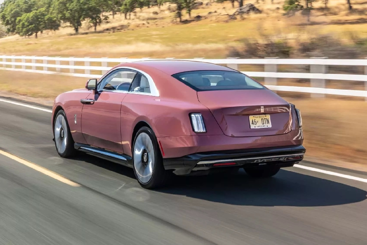 Dựa trên nền tảng Architecture of Luxury, Spectre sở hữu bộ pin dung tích 102 kWh, sức mạnh đến từ 2 mô tơ điện sản sinh tổng công suất 584 mã lực và mô-men xoắn 900 Nm (664 pound-feet). Khả năng tăng tốc từ 0-100 km/h trong 4,4 giây.