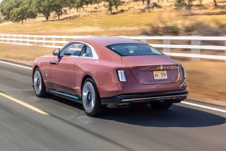 Dựa trên nền tảng Architecture of Luxury, Spectre sở hữu bộ pin dung tích 102 kWh, sức mạnh đến từ 2 mô tơ điện sản sinh tổng công suất 584 mã lực và mô-men xoắn 900 Nm (664 pound-feet). Khả năng tăng tốc từ 0-100 km/h trong 4,4 giây.