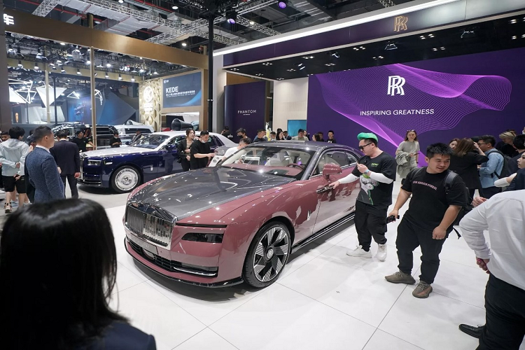 Rolls-Royce Spectre ra mắt lần đầu tiên tại triển lãm Thượng Hải vào tháng 4, mẫu xe này tạo điểm nhấn ngoại thất bởi sự kết hợp màu morganite tương phản với màu xám Gunmetal trên mui xe, nóc và cốp xe.