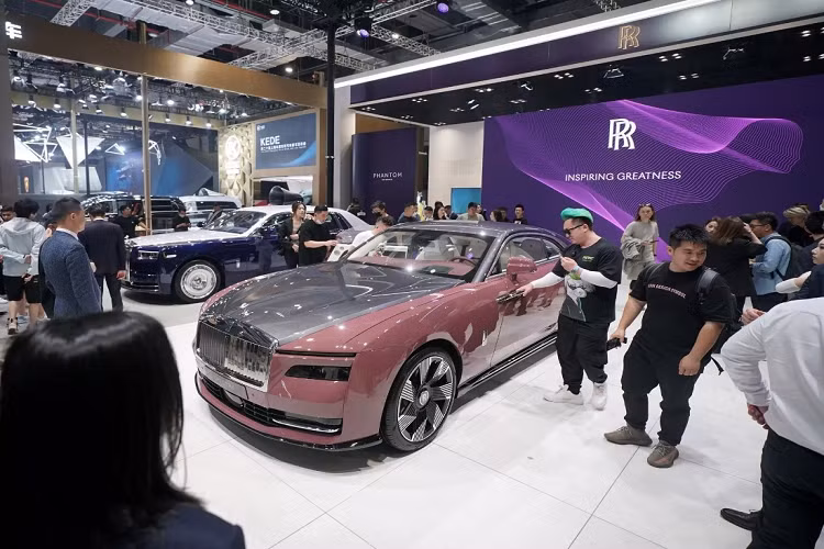 Rolls-Royce Spectre ra mắt lần đầu tiên tại triển lãm Thượng Hải vào tháng 4, mẫu xe này tạo điểm nhấn ngoại thất bởi sự kết hợp màu morganite tương phản với màu xám Gunmetal trên mui xe, nóc và cốp xe.