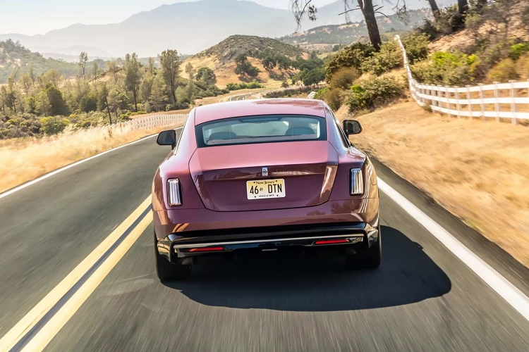 Mức giá xe Rolls-Royce Spectre đặc biệt này không được nhắc đến nhưng có nhiều thông tin cho rằng giá xe từ 420.000 USD tại Mỹ (tương đương 9,9 tỷ đồng).