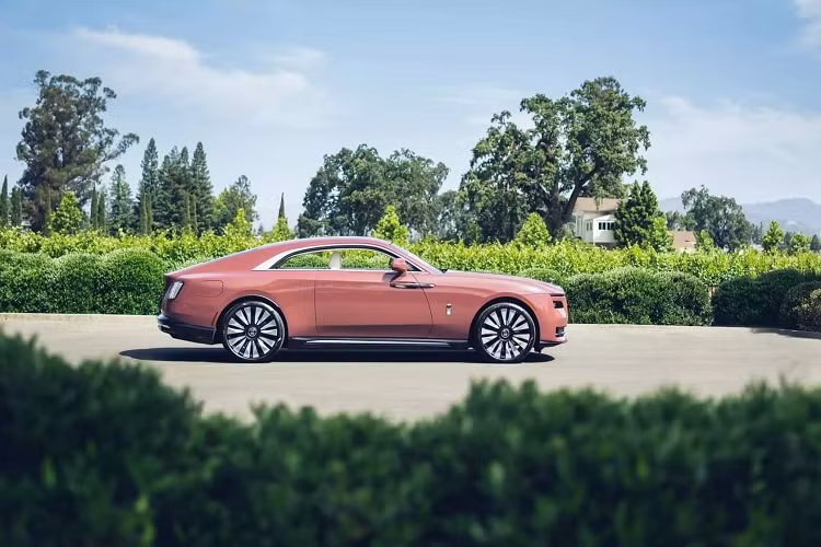 Tất nhiên Rolls-Royce chưa chia nhỏ doanh số bán hàng theo từng khu vực, nhưng Mỹ là thị trường lớn nhất của hãng xe siêu sang này. Đồng nghĩa, mẫu xe Rolls-Royce Spectre thuần điện này sẽ xuất hiện tại Monterey Car Week - tuần lễ xe hơi Monterey.