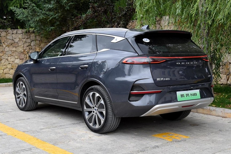 Ngoài ra, phiên bản BEV của xe Denza N8 sẽ được trang bị động cơ phía trước 308 mã lực cho kiểu dẫn động 2 bánh, tiếp đến kiểu dẫn động bốn bánh là việc động cơ phía trước sản sinh ra công suất tối đa 308 mã lực và 268 mã lực cho phía sau.