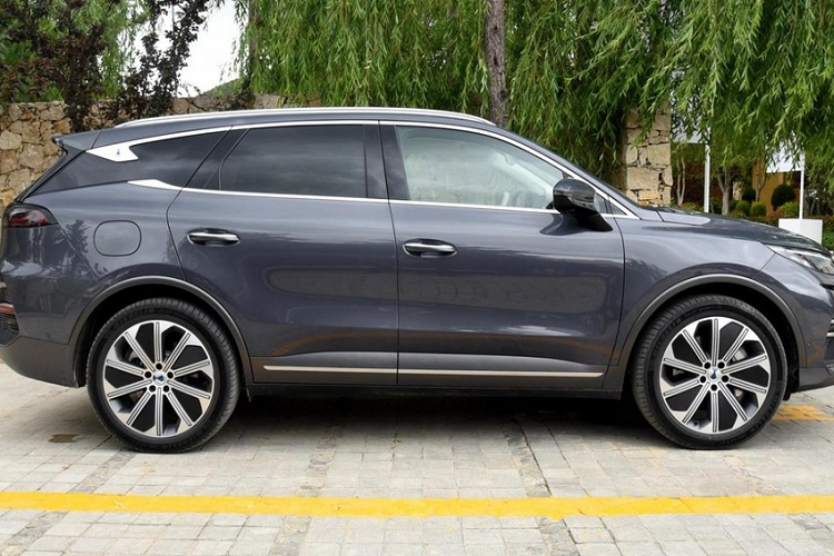 Theo thông tin khai báo trước đó trên Bộ Công nghiệp và Công nghệ thông tin Trung Quốc (MIIT), phiên bản PHEV sẽ được trang bị động cơ 4 xi-lanh, dung tích 1.5 lít, sản sinh ra công suất 137 mã lực. Trong đó công suất cực đại của mô-tơ điện trên mẫu DM-i là 215 mã lực, trong khi mẫu DM-p sẽ được trang bị động cơ điện phía trước mang đến 214 mã lực và phía sau là 268 mã lực.