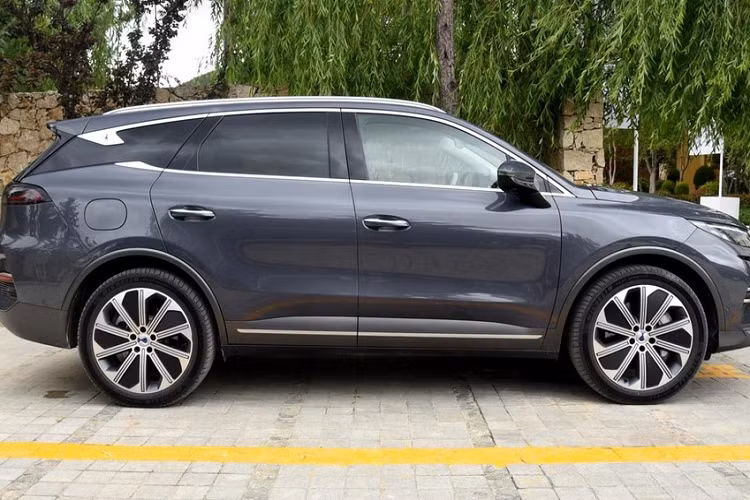 Theo thông tin khai báo trước đó trên Bộ Công nghiệp và Công nghệ thông tin Trung Quốc (MIIT), phiên bản PHEV sẽ được trang bị động cơ 4 xi-lanh, dung tích 1.5 lít, sản sinh ra công suất 137 mã lực. Trong đó công suất cực đại của mô-tơ điện trên mẫu DM-i là 215 mã lực, trong khi mẫu DM-p sẽ được trang bị động cơ điện phía trước mang đến 214 mã lực và phía sau là 268 mã lực.