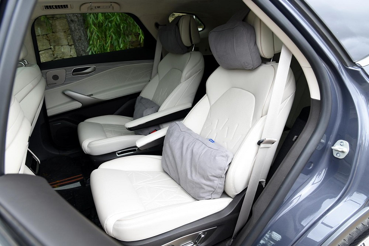 Các trang bị ấn tượng của xe Denza N8 bao gồm có màn hình cảm ứng 15,6 inch, vô lăng đáy phẳng đa chức năng 5 chấu kép và bảng đồng hồ LCD dạng nổi. Ngoài ra, hệ thống âm thanh đến từ loa Dynaudio.