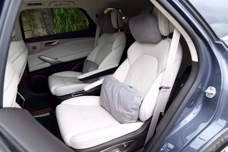 Các trang bị ấn tượng của xe Denza N8 bao gồm có màn hình cảm ứng 15,6 inch, vô lăng đáy phẳng đa chức năng 5 chấu kép và bảng đồng hồ LCD dạng nổi. Ngoài ra, hệ thống âm thanh đến từ loa Dynaudio.