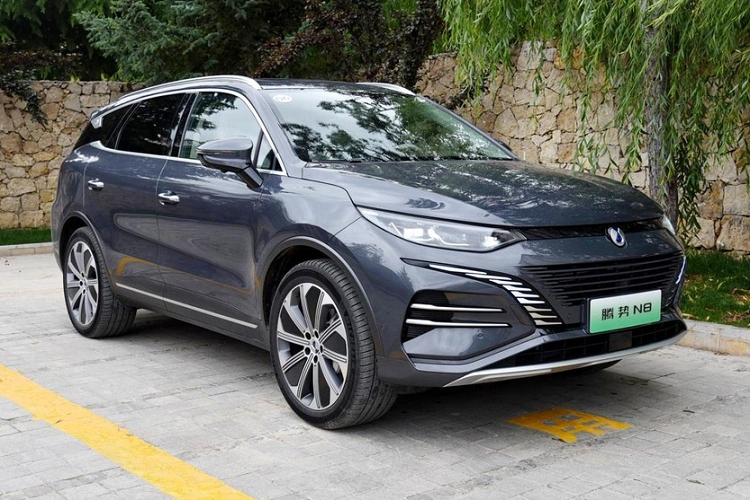Cách đây vài ngày, Denza N8 2023 mới mẫu SUV thuộc thương hiệu cao cấp của BYD đã ra mắt tại thị trường Trung Quốc. N8 sẽ có hai phiên bản là BEV và PHEV, và định vị của nó có thể thấp hơn Denza N7. Nhìn chung, Denza N8 dựa trên ngôn ngữ thiết kế “π-Motion” của BYD. 