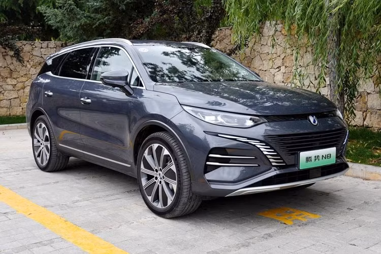 Cách đây vài ngày, Denza N8 2023 mới mẫu SUV thuộc thương hiệu cao cấp của BYD đã ra mắt tại thị trường Trung Quốc. N8 sẽ có hai phiên bản là BEV và PHEV, và định vị của nó có thể thấp hơn Denza N7. Nhìn chung, Denza N8 dựa trên ngôn ngữ thiết kế “π-Motion” của BYD. 