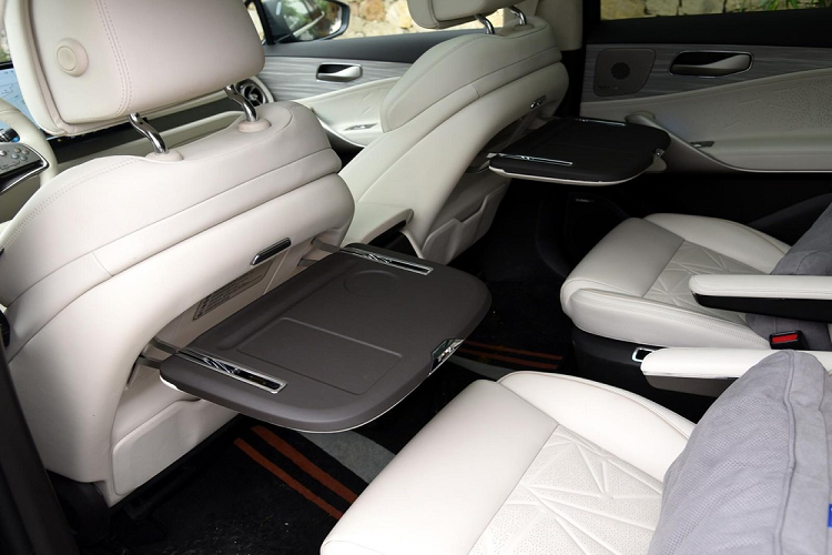 Cửa sổ trời lớn được trang bị rèm che nắng có thể mở ra. Sau khi ra mắt, Denza N8 sẽ cạnh tranh trực tiếp với các mẫu xe như L8 của Li Auto và Lanshan DHT-PHEV của Wey. Mức giá xe Denza N8 2023 hiện vẫn chưa được công bố chính thức.