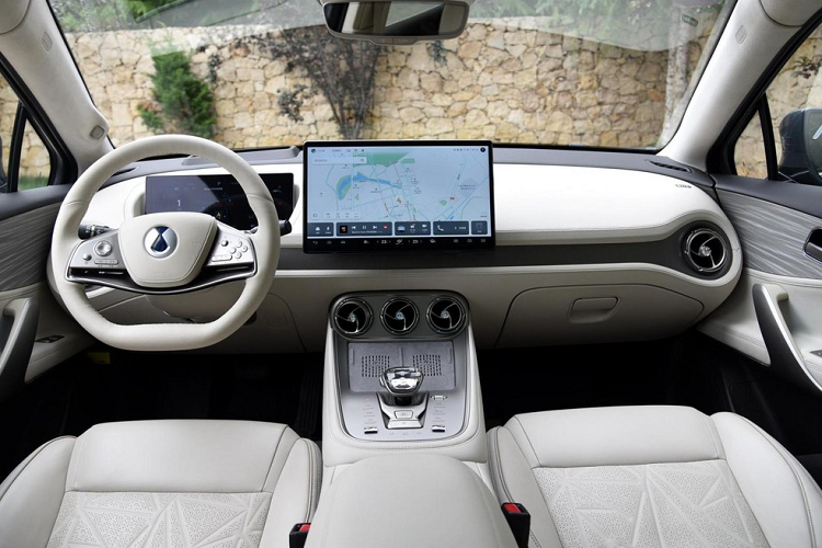 Hai tấm sạc không dây lớn được cung cấp phía trước cần số đơn ổn hình pha lê và cửa gió điều hòa có thiết kế hình tròn. Denza N8 cung cấp ba cấu hình chỗ ngồi cho người tiêu dùng lựa chọn 5, 6 hoặc 7 chỗ.