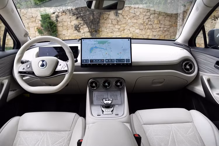 Hai tấm sạc không dây lớn được cung cấp phía trước cần số đơn ổn hình pha lê và cửa gió điều hòa có thiết kế hình tròn. Denza N8 cung cấp ba cấu hình chỗ ngồi cho người tiêu dùng lựa chọn 5, 6 hoặc 7 chỗ.