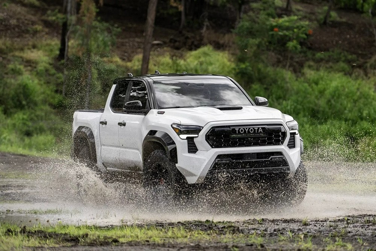 Hiện giá xe Toyota Tacoma 2024 nói chung và bản TRD Pro nói riêng vẫn chưa được công bố. Chỉ biết rằng, Toyota Tacoma TRD Pro 2024 sẽ là đối thủ cạnh tranh của Ford Ranger Raptor.
