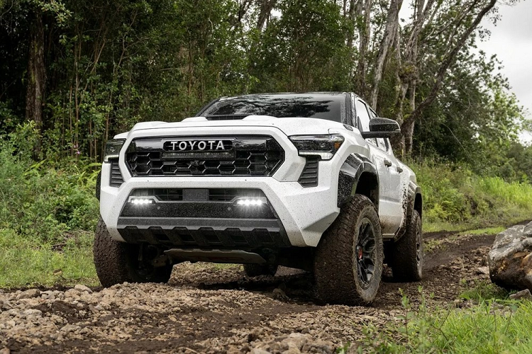 Cũng giống như phiên bản Trailhunter, Toyota Tacoma TRD Pro 2024 có gầm trước cao hơn 51 mm và gầm sau cao hơn 38 mm so với bản thường. Chiều cao gầm tối đa của phiên bản này là 279 mm. Bên cạnh đó, xe còn được trang bị hệ thống ngắt thanh cân bằng phía trước. Bên trong Toyota Tacoma TRD Pro 2024 là không gian nội thất đương nhiên cũng được thiết kế theo phong cách thể thao.