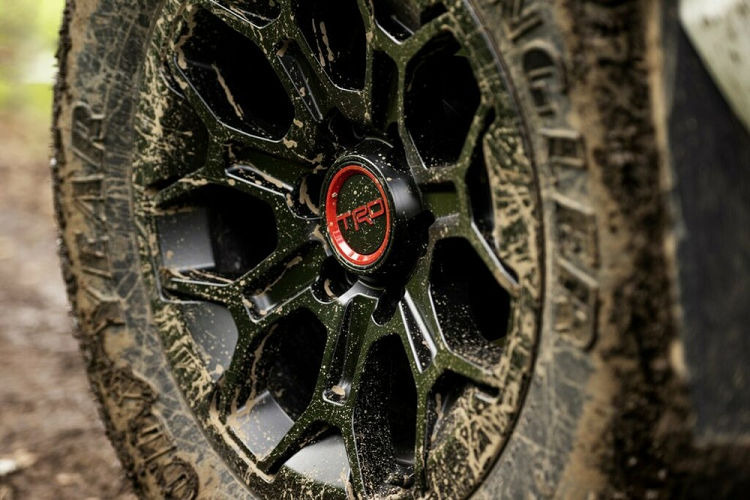 Nằm bên dưới nắp ca-pô của Toyota Tacoma TRD Pro 2024 là hệ truyền động hybrid có tên i-Force Max mới, bao gồm máy xăng 4 xi-lanh, tăng áp, dung tích 2.4L, mô-tơ điện mạnh 48 mã lực tích hợp vào hộp số tự động 8 cấp và cụm pin NiMH 1,87 kWh. Nhờ đó, xe sở hữu tổng công suất 326 mã lực cùng mô-men xoắn cực đại 630 mã lực.