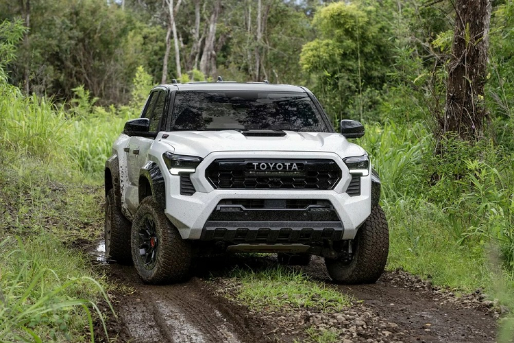 Toyota đã chính thức vén màn thế hệ mới của dòng xe bán tải hạng trung Tacoma ở thị trường Mỹ. Ở thế hệ mới, Toyota Tacoma đã chào đón sự quay trở lại của phiên bản TRD Pro thể thao. Toyota Tacoma TRD Pro 2024 mới là 1 trong 8 phiên bản của dòng xe bán tải này, bên cạnh SR, SR5, TRD PreRunner, TRD Sport, TRD Off Road, Limited và Trailhunter.