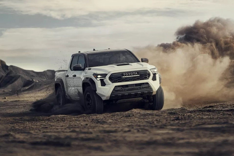 So với phiên bản cũ, bán tải Toyota Tacoma TRD Pro 2024 đã trở nên hầm hố và mạnh mẽ hơn. Theo miêu tả của hãng xe Nhật Bản, phiên bản này là cỗ máy tốc độ cao trên sa mạc. Nằm bên trong Tacoma TRD Pro mới cũng là cơ sở gầm bệ TNGA-F dành cho xe bán tải toàn cầu của thương hiệu Toyota. Đây là cơ sở gầm bệ dùng cho cả xe bán tải cỡ lớn Toyota Tundra và mẫu SUV Sequoia hiện đang bán ở thị trường Mỹ.