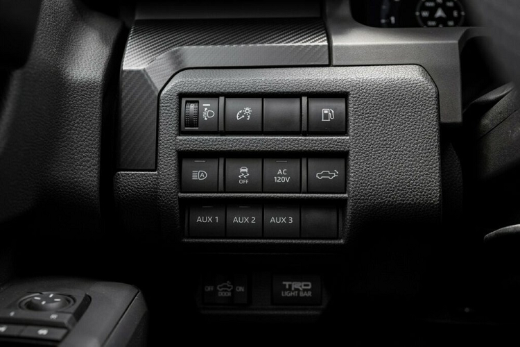 Ghế của Toyota Tacoma TRD Pro 2024 trên thực tế không phải loại thông thường. Thay vào đó, phiên bản này dùng ghế IsoDynamic Performance, hứa hẹn mang đến "trải nghiệm êm ái, đầy tự tin" cho người ngồi.