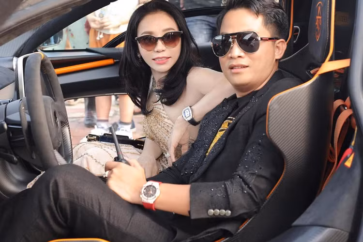 Phải mất hơn 3 tháng sau đó, ông Hoàng Kim Khánh mới đăng tải hình ảnh siêu xe McLaren Senna có mặt trong garage của mình với biển số Campuchia nhưng cá nhân hóa bằng cách chọn tên vợ để đóng biển. Lúc đó, đây cũng là siêu xe đầu tiên mang biển Campuchia được nhập vào nước ta.