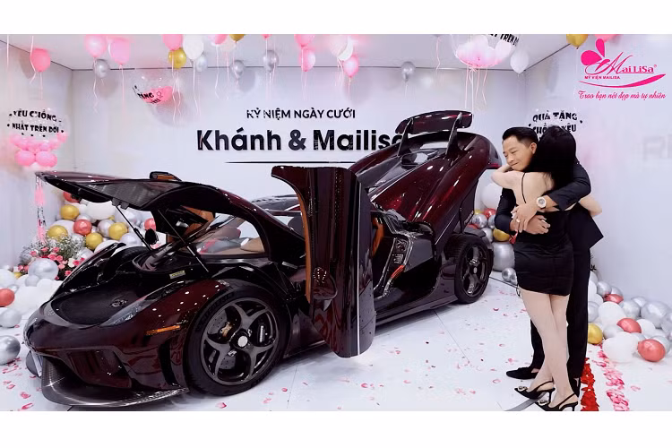 Về chiếc siêu xe triệu đô McLaren Senna mang màu Cerberus Pearl của Hoàng Kim Khánh, đại gia này không chia sẻ gì nhiều nhưng từng được 1 người kinh doanh xe cho rằng có giá bán 1,7 triệu đô la, tương đương gần 40 tỷ đồng, quy đổi tỷ giá vào năm 2020.