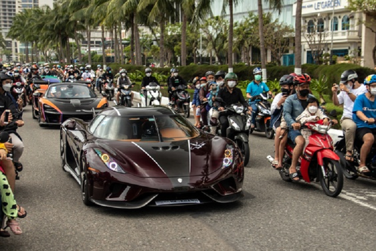 Bên cạnh bộ đôi Koenigsegg Regera và McLaren Senna mang biển Campuchia, phải công nhận Hoàng Kim Khánh và vợ từng rất chịu chơi khi mua siêu xe, xe thể thao và SUV hạng sang theo diện chính hãng chẳng hạn như siêu xe đầu đời là Lamborghini Aventador S LP740-4, xe thể thao Aston Martin V8 Vantage