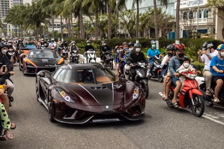 Bên cạnh bộ đôi Koenigsegg Regera và McLaren Senna mang biển Campuchia, phải công nhận Hoàng Kim Khánh và vợ từng rất chịu chơi khi mua siêu xe, xe thể thao và SUV hạng sang theo diện chính hãng chẳng hạn như siêu xe đầu đời là Lamborghini Aventador S LP740-4, xe thể thao Aston Martin V8 Vantage
