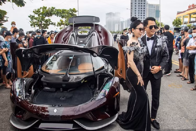 Trong khi đó, quá trình tìm hiểu chúng tôi biết được, chiếc xe Koenigsegg Regera mang số khung 7158 từng được rao bán chỉ 2,9 triệu đô la ở nước ngoài còn Hoàng Kim Khánh từng chia sẻ giá xe Regera là trên 5 triệu đô la. Tất nhiên, các con số trên chỉ mang tính tham khảo, người nắm giá chính xác nhất vẫn là người mua và bán.