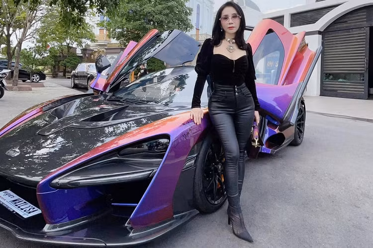 Xe siêu sang Bentley Mulsanne EWB, SUV siêu sang Bentley Bentayga V8 và 2 xe không chính hãng là siêu xe mui trần Ferrari 488 Pista Spider đầu tiên về Việt Nam cùng Cadillac Escalade ESV Sport. Chưa hết, Hoàng Kim Khánh còn sở hữu kha khá môtô đắt tiền của thương hiệu Harley-Davidson hay Ducati Panigale V4 Speciale bản giới hạn 1.500 xe trên thế giới mang biển số Campuchia.