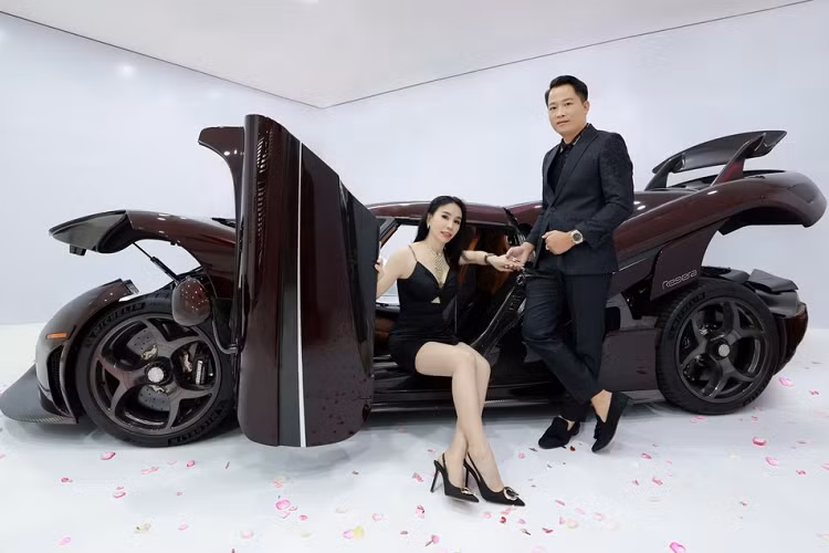 2 chiếc siêu xe mang biển Campuchia mà bà Mai Lisa cùng chồng sở hữu là Koenigsegg Regera chỉ có 80 chiếc trên toàn cầu và siêu xe McLaren Senna cũng được giới hạn sản xuất 500 xe.
