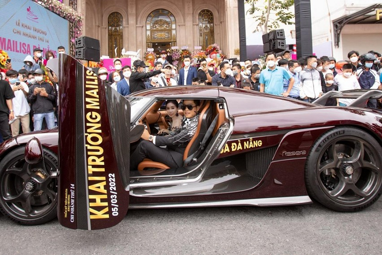 2 vợ chồng nhà Mai Lisa ngoài những chiếc siêu xe, xe thể thao và SUV hạng sang ra biển số Việt Nam còn chọn chơi các siêu xe biển Campuchia. Trong đó, 1 lần chia sẻ về cách chơi xe này, Hoàng Kim Khánh cho rằng mọi thứ đều vì đỡ tốn tiền nhất, chơi vì đam mê không phải phô trương.