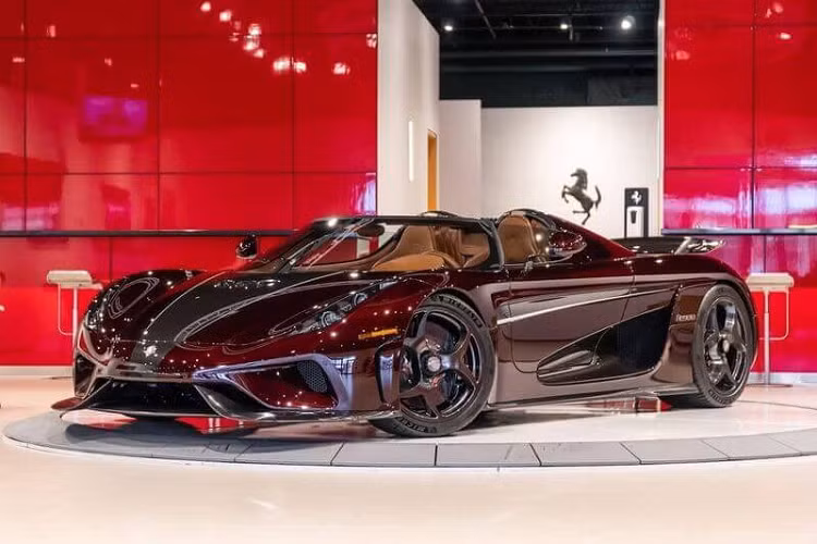 Giá bán của các siêu xe tại Việt Nam luôn là đề tài nhận được sự quan tâm không nhỏ của giới mê xe, ngoài các xe chính hãng được niêm yết giá khởi điểm, chưa bao gồm tùy chọn, các công ty nhập khẩu siêu xe không chính hãng lâu năm thường khá kín tiếng trong việc để lộ giá siêu xe, vì thế ẩn số về giá bán của Koenigsegg Regera và McLaren Senna thuộc sở hữu vợ chồng Mai Lisa nhận được nhiều sự chú ý.