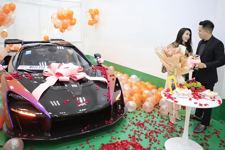 Còn chiếc Koenigsegg Regera được bà Mai Lisa tiết lộ sẽ được mang về Campuchia để đăng ký biển số mang tên chồng rồi mới đi đường bộ sang Việt Nam, chi phí để sở hữu xe Koenigsegg Regera được chia sẻ là gần 200 tỷ đồng, khoảng 8,3 triệu đô la.