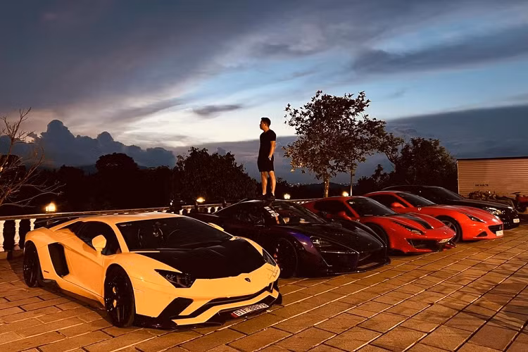 2 năm sau khi gây chấn động bằng việc mua McLaren Senna, ông Hoàng Kim Khánh lại 1 lần nữa thể hiện độ đam mê và chịu chơi của mình khi đón bom tấn Koenigsegg Regera chỉ được sản xuất 80 xe trên toàn thế giới ngay tại Việt Nam.