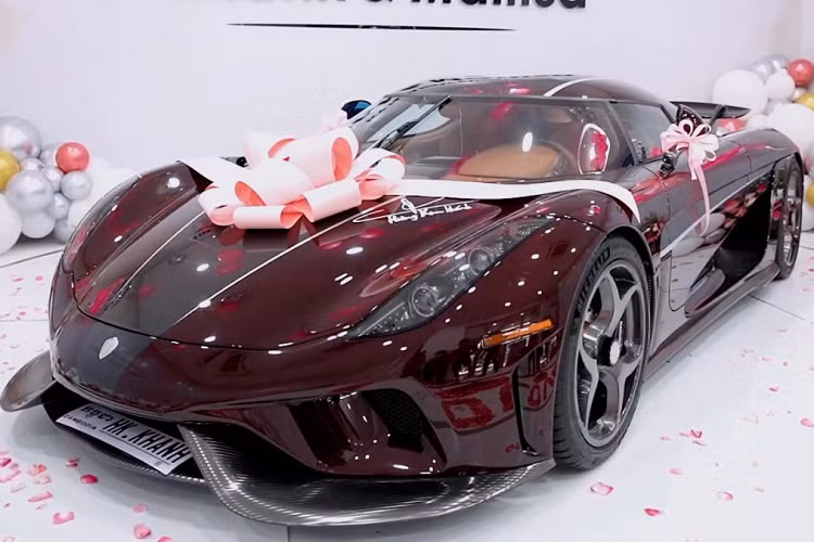 Được biết, trong quá trình di chuyển hành trình phượt từ Hà Nội đi Quảng Ninh và Hải Dương, chiếc siêu xe triệu đô Koenigsegg Regera có vấn đề về kỹ thuật nên đã được đưa lên xe cứu hộ về lại Sài Gòn.