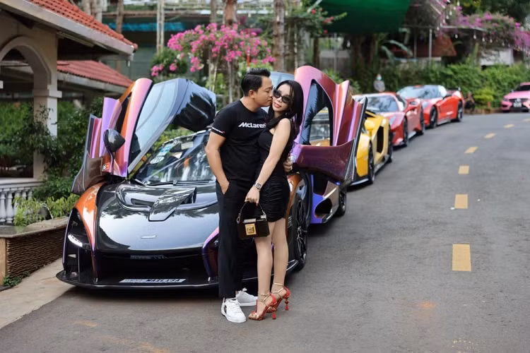 Đầu tháng 2/2020, vợ chồng bà Mai Lisa đã bay sang Dubai để đến tham quan showroom Al Ain Class Motors, nơi bán siêu xe triệu đô Pagani Huayra cho Minh Nhựa và sau này là Porsche 918 Spyder hay Koenigsegg CCX cho 2 đại gia Việt khác. Chỉ 2 tháng sau đó, chiếc McLaren Senna đã cập cảng nhưng không phải Việt Nam mà là nước bạn Campuchia.