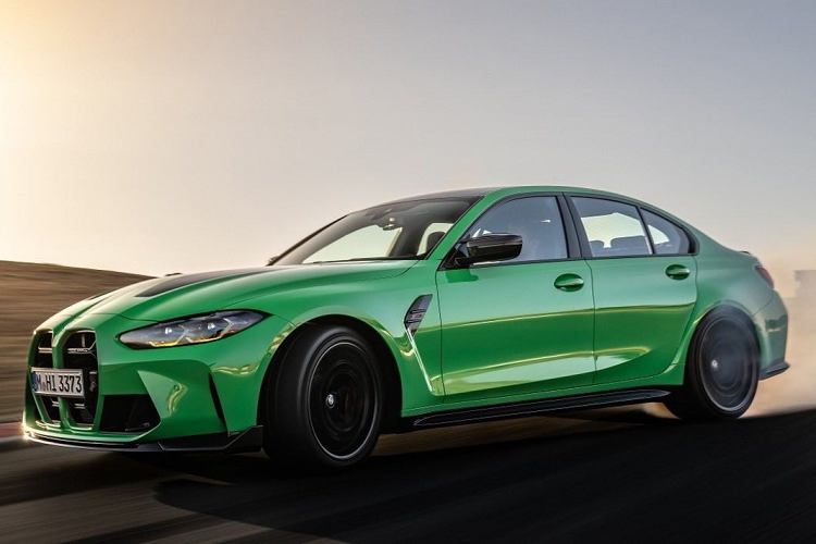 Màu ngoại thất xanh Signal Green đã được BMW M lựa chọn để ra mắt cùng mẫu sedan hiệu năng cao này. Xe được trang bị gói trang trí ngoại thất viền đen cùng bộ mâm M mới.